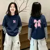 Camiseta de manga larga a rayas para niña 2026 nuevo modelo infantil de algodón puro top moderno y elegante ropa súper linda para niña pequeña