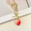 Llavero de fresa con lazo transfronterizo, dije creativo en forma de corazón, dulce colgante para bolsa de frutas, llavero de coche