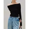 Top feminino de malha sexy estilo francês, ombro a ombro, gola reta, manga longa, em macio tom azul leite, com corte justo e design que valoriza, para primavera e outono