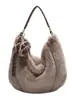 Bolso peludo de gran capacidad para otoño e invierno para mujer, nuevo estilo 2025, bolso cruzado versátil para el día a día, bolso peludo de un solo hombro para debajo del brazo