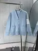 Venta Directa de Fábrica Marca de Moda Versión de Gama Alta Nuevo Estilo Cárdigan con Cuello, Mangas de Color Sólido con Cuatro Rayas, Cárdigan de Punto Unisex