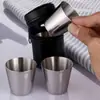Moda europea y americana simple 30 ml acero inoxidable grueso exterior portátil vaso pequeño para vino con juego de vasos de cuero PU al por mayor