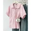 Nova Camisa de Manga Curta Listrada Estilo Boneca Fresco Plus Size para Verão 100kg Blusa Versátil com Ajuste na Cintura para Mulheres 9969