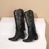 Botas de Comércio Exterior da Amazon Femininas Bico Fino Europeias e Americanas Botas de Couro com Rebites Altos Zíper Lateral Botas da Moda com Franjas Sapatos Femininos de Salto Médio