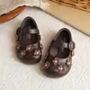 Sapatos de Couro para Meninas 2026 Nova Coleção Primavera e Outono Sapatos de Princesa com Flores para Meninas para Saias Sapatos Infantis Vazados Respiráveis com Solado Macio