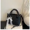 2026 Bolso Cuadrado Pequeño Estilo Coreano Nuevo con Asa de Lazo de Perlas Bolso Cruzado para Mujer de Gama Alta Versátil para Viajes Diarios Bolso de un Solo Hombro