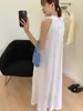 Foto Real de Vestido de Verano Estilo Francés con Cuello Halter y Ambiente Relajado, Vestido de Vacaciones que Realza el Cutis, Vestido Largo sin Hombros, Moda Femenina Estilo Coreano