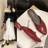 Novidade de Verão Estilo Laço Sapatos Mule Salto Médio com Bico Fechado e Design Meio Chinelo para Mulheres, Sandálias Rasteirinhas Slip-On Retrô Estilo Francês