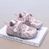 Tênis esportivos da moda para meninas, tênis de treino infantis alemães em malha, novos tênis Forrest Gump para meninos primavera e outono de 2026, tênis casuais para estudantes