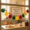 Exclusivo para vendas transfronteiriças: Decoração de sala de aula para volta às aulas com guirlanda de pompons de maçã colorida de feltro para fundo de foto infantil