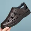 Sandálias Masculinas 2026 Verão Novo Casual de Negócios Vazadas Perfuradas Respiráveis Sandálias de Bico Fechado Sapatos para Pais de Meia-idade e Idosos