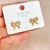 Aretes Metálicos de Moño para Mujer, Incrustados con Diamantes, Pendientes Elegantes con un Toque de Lujo, Delicados y Compactos, Estilo Lujo Ligero, Modernos para el Trayecto