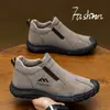 Zapatos de algodón de invierno, talla grande, forrados de felpa, botas de algodón con suela de neumático, zapatos slip-on a prueba de viento, impermeables y a prueba de nieve para exteriores para hombre