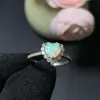 Anel de Opala Natural em Formato de Coração com Pedra Principal Cristalina e Cheio de Brilho Semelhante ao Fogo, 6mm, Finamente Trabalhado em Prata S925