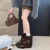 Botas de tornozelo retrô estilo francês com palmilhas ocultas que aumentam a altura, nova coleção outono/inverno 2026 feminina, apresentando bico quadrado pequeno, design boot-cut, botas na cor nude da moda e botas estilo Martin