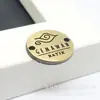 Fabricantes Produzem Etiquetas de Metal Costuradas à Mão, Tags de Liga de Zinco para Roupas, Etiquetas com Letras para Ferragens, Logos para Roupas e Bagagens