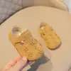 Sapatos Birkenstock para Meninas 2026 Primavera e Outono Novos Sapatos Baixos de Couro Retrô com Solas Macias, Mocassins Florais da Moda para Crianças