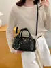 Bolsa Boston com Rebites Transfronteiriça para Mulheres 2026 Nova Vintage Versátil Ombro Transversal Bolsa de Mão Bolsa Almofada para o Dia a Dia
