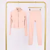 Conjunto Lulu Df de Chaqueta Corta con Cuello Alto y Pantalones Cropped con Etiqueta, En Stock Envío Directo, Corte Ajustado Cuello Alto, Cremallera Dorada Elástica