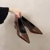Elegantes zapatos de tacón alto blancos de punta fina y estilo de hada francés para mujer, nuevo modelo 2026, tacón de cuña, adecuados para ir al trabajo y al día a día.
