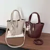 Bolso Canasta de Verduras Portátil con Patrón de Lichi 2026 Nuevo Estilo Simple Casual Cruzado para Mujer Bolso Cubo Portátil de Nicho