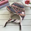 Nuevo Gorro de Felpa Gruesa Estilo Fair Isle tipo Lei Feng para Mujer, Gorro Cálido para Ciclismo de Invierno con Protección para los Oídos, Gorro de Piloto con Correa Adelgazante