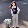 Roupa de outono estilo coreano para meninas: conjunto de colete de urso de desenho animado, camisa com gola de boneca e calça casual lisa simples