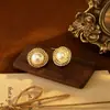 Brincos de Pérola com Florais Retrô Vintage Francês Leve Luxo High-End Versátil Brincos de Tarraxa para Mulheres