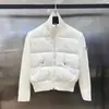 Otoño e invierno M marca cuello alto tejido de lana y chaqueta fina de plumón con cintura entallada, estilo corto y bordado de letras en la espalda