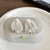 Brincos de Tarraxa com Pingente de Pérolas em Corrente Vibrantes e Delicados para Mulheres Luxo Leve Personalidade Única Modernos Tendência Versáteis Joias para Orelha