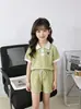 2026 Nuevo Estilo Traje de Verano para Niñas Estilo Coreano con Solapa y Mangas Cortas con Cerezas de Dibujos Animados Conjunto de Dos Piezas, Elegante Pantalones Cortos Estilo Princesa