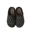 Mules cerrados tipo Birkenstock con suela gruesa y estampado de lunares para mujer, colección otoño 2026, diseño sin cordones, versátiles y cómodos para usar al aire libre.
