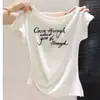 (Algodão de imitação canelado 1x1) Camiseta feminina estilo coreano com estampa de letras, gola assimétrica, manga curta, novo modelo de verão com babados laterais