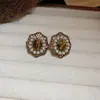 Brincos Vintage de Prata com Agulha Estilo Corte com Flores Cravejadas de Diamantes, Toque de Luxo Leve e de Alta Qualidade, Brincos Versáteis para Mulheres, Design Único