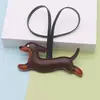 Colgante de perro salchicha de moda en stock, colgante de bolsa de cachorro de cuero de dibujos animados, accesorio para funda de teléfono, decoración de llavero