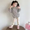 Conjunto de Roupa para Meninas Primavera e Outono 2026 Novo Jaqueta Listrada Estilosa com Gatinho Calça Legging Casual Conjunto de Duas Peças para Primavera