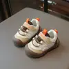 Sapatos de caminhada para bebês da moda 2026 outono novo antiderrapante sapatos internos para meninos sapatos para meninas com color block moderno versátil