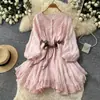 Vestido dulce de encaje estilo francés con detalles de lazo, manga larga, diseño que ciñe la cintura, efecto adelgazante, adecuado para figuras petite, colección otoño 2026