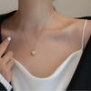 Collar con colgante de estilo nicho de temperamento de amor de Fritillaria, estilo Ins, collar dorado de acero de titanio para mujer, cadena simple para clavícula que combina con todo