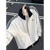 Jaqueta masculina listrada color block com gola alta estilo faculdade americana, nova coleção outono 2026, peça de outer wear moderna de zíper com corte solto