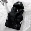 Chaleco de Hombre Transfronterizo Otoño e Invierno Clásico con Tres Rayas y Capucha Talla Grande Moda Tendencia Versátil Chaleco sin Mangas Chaleco de Hombre