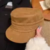Sombrero ecuestre de gamuza inspirado en celebridades para mujer, adecuado para primavera, otoño e invierno, retro y moderno, versátil, y hace que la cara se vea más pequeña.