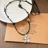 Collar de Flor Pequeña con Cuentas de Cuerda Trenzada para Mujer Cadena Larga Ajustable Retro de Otoño Accesorios Tirar Personalizado Versátil para Suéter