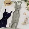 Vestido de tricô 2020 Novo Verão Elegante Gola quadrada Justo Fechamento frontal com botões Sem mangas Tipo colete Saia com fenda na base