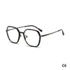 Mukoo Eyewear ofrece cientos de armazones de anteojos versátiles que pueden marcar la diferencia en tu estilo.. Gafas sencillas de montura grande que hacen que tu rostro se vea más pequeño