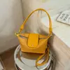 La popular bolsa tejida tipo dumpling para mujer de este año es el nuevo bolso de hombro simple de moda 2026, un bolso cruzado de nicho estilo coreano