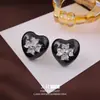 Pendientes de tachuela de trébol de cuatro hojas de esmalte blanco y negro Wind con circonita Personalidad única Sensación de alta gama Pendientes de joyería para el oído de estilo fresco de nicho