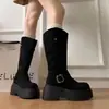 Botas de moda outono e inverno 2026 com sola grossa para emagrecer, estilo europeu e americano, salto grosso, botas longas que aumentam a altura para mulheres, com detalhes de fivela em camurça
