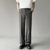 Calça masculina de negócios, preta, resistente a amassados, respirável, com um estilo clássico e atemporal, adequada para o trajeto para o trabalho, e projetada para um visual relaxado e casual.