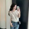 Top de punto off-shoulder estilo francés para mujer, top blanco de manga corta ajustado estilo coreano de verano con un diseño único